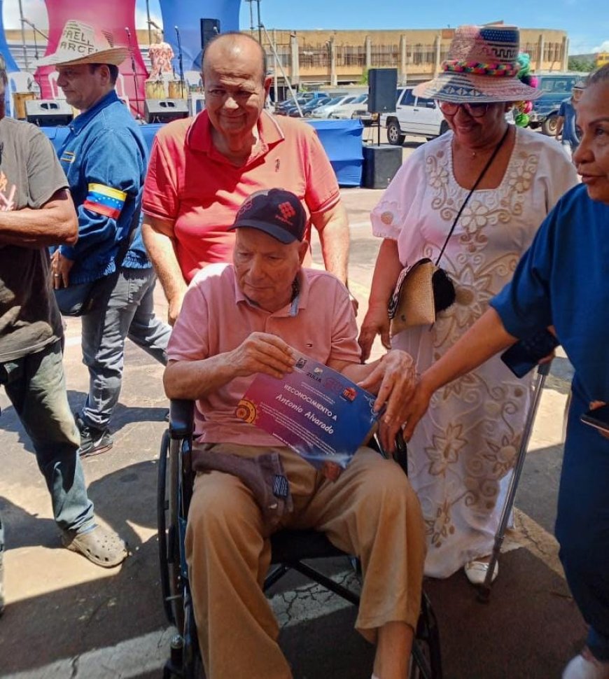 En el Mercado Las Pulgas celebraron aniversario con acto en apoyo a la paz