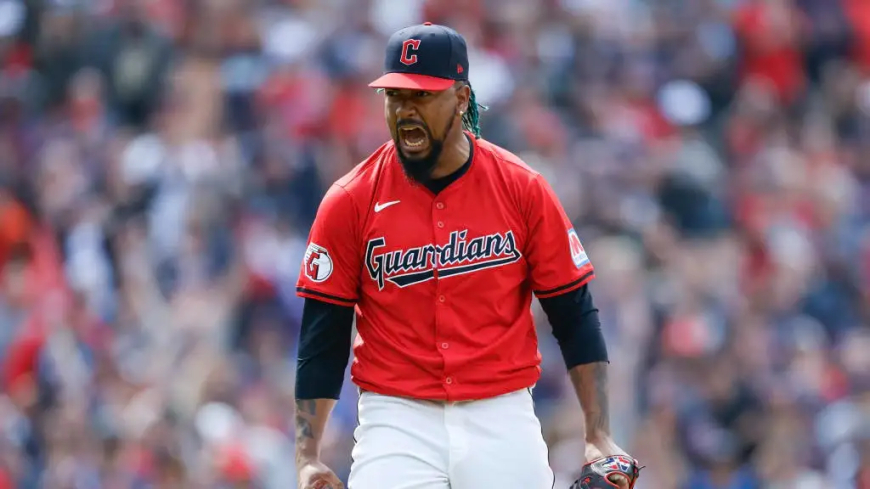 Emmanuel Clase se ponchó con una bombita: No volverá a lanzar en la MLB