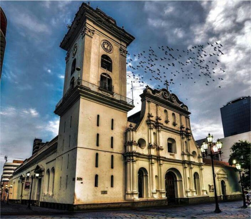 Con siete relojes, la Catedral ha marcado el paso de la historia