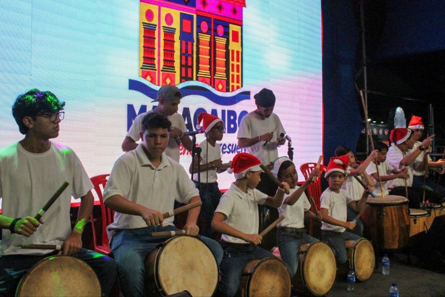Con una gran fiesta por sus 77 años, Alcaldía reinauguró plaza del 18 de Octubre