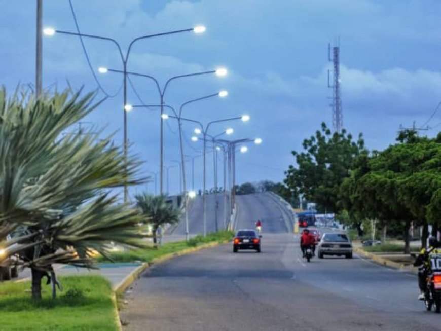 Iluminan el Corredor Vial Hugo Chávez y se benefician 5 parroquias del oeste de Maracaibo