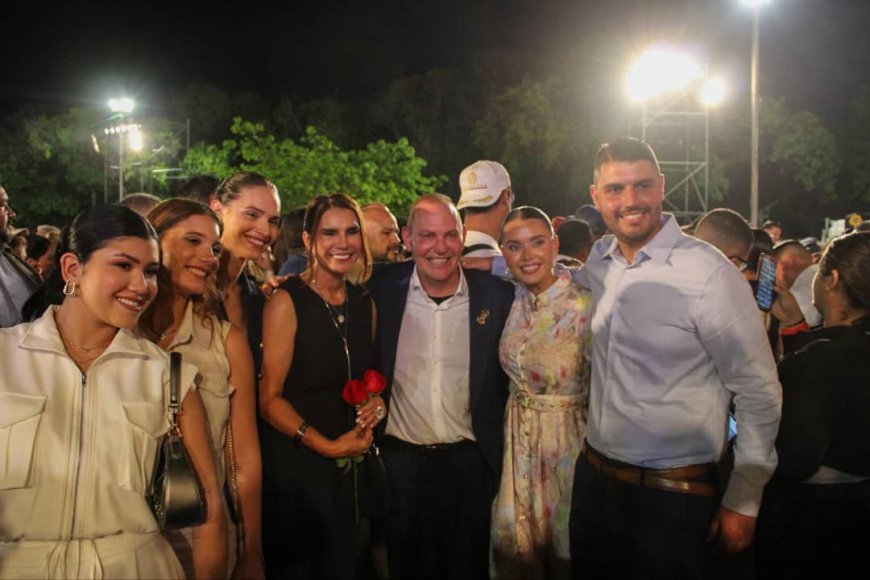 El pueblo regocijado y de rodillas ante su patrona