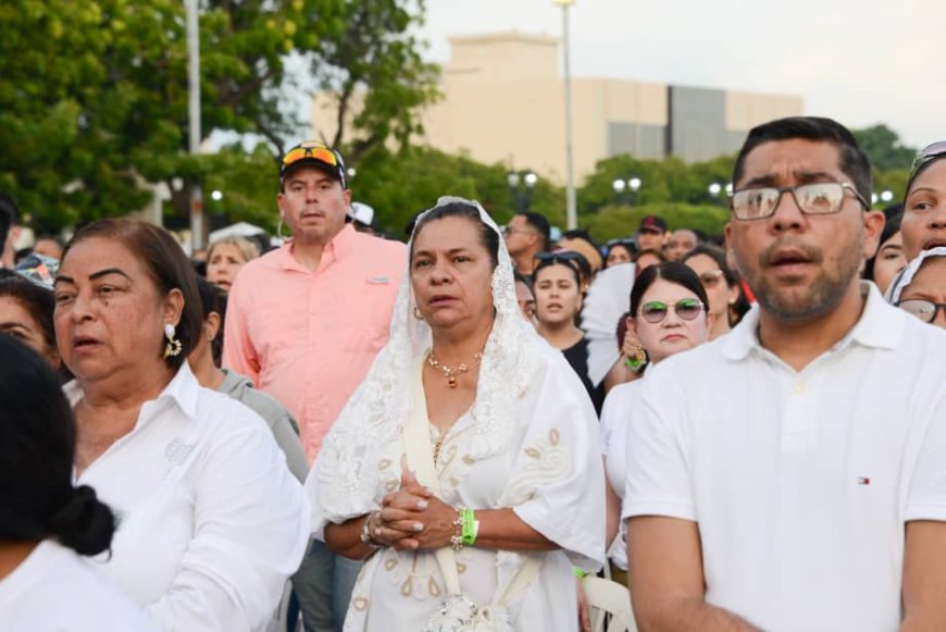 El pueblo regocijado y de rodillas ante su patrona