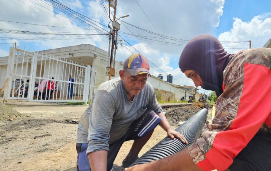 En Los Modines, el Gobierno bolivariano arregla 300 metros de colectores