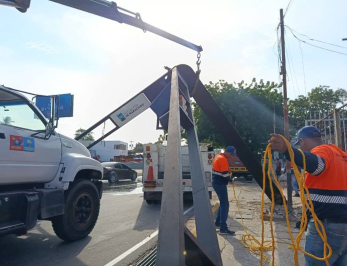 ¡Taxista se durmió y derribó semáforo en La Limpia!: IMTCUMA trabaja para ponerlo operativo