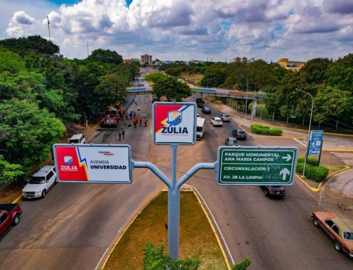 Luis Caldera no cesa en asfaltar las calles del Zulia