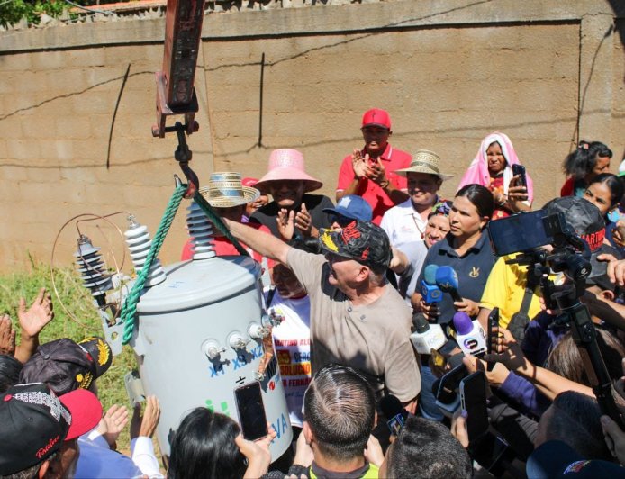250 familias contentas en San Isidro con 6 transformadores que les instaló Di Martino
