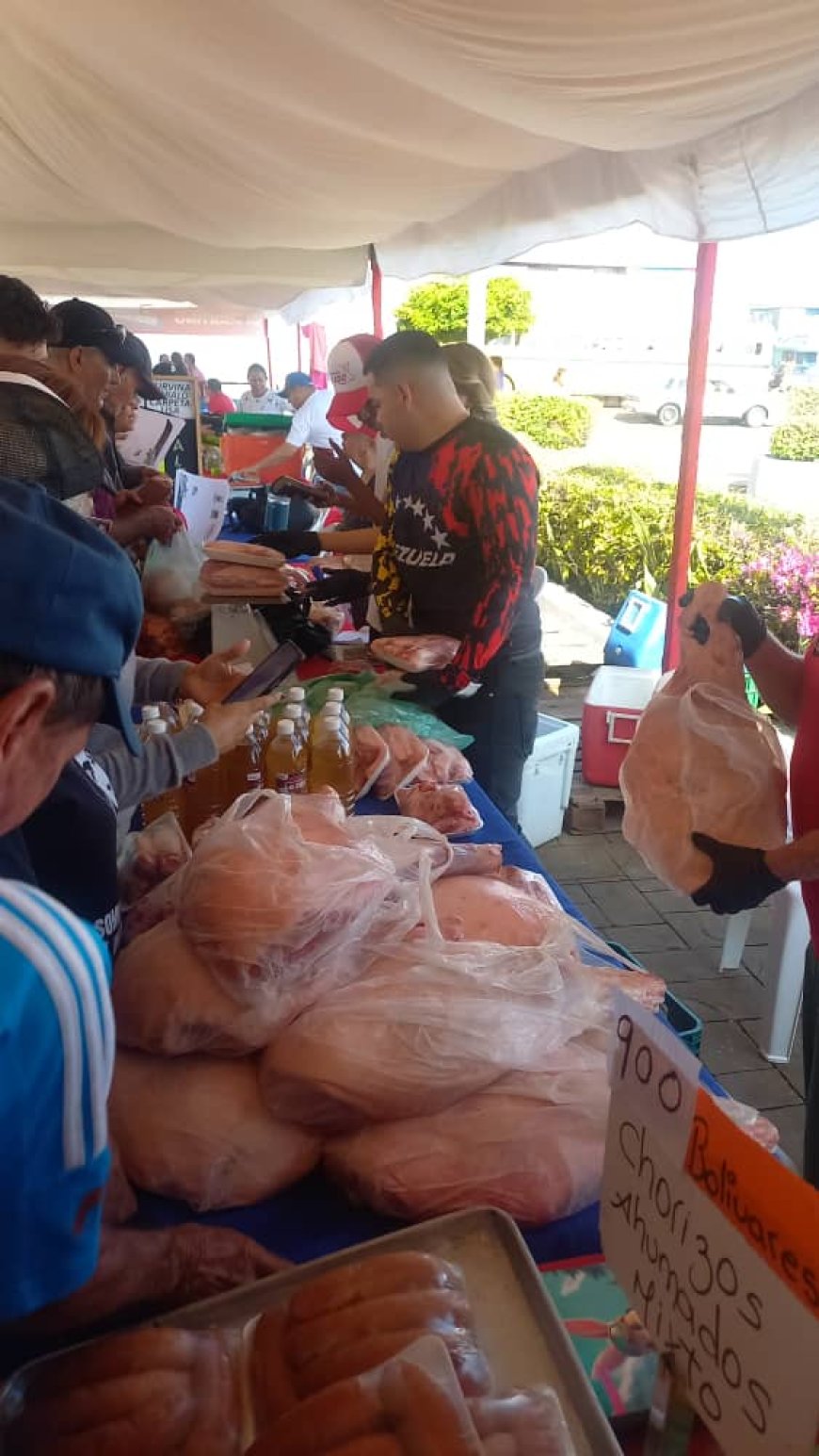 MERCADOS DE DI MARTINO: Perniles a montón y pronto los ingredientes para el pan de jamón 