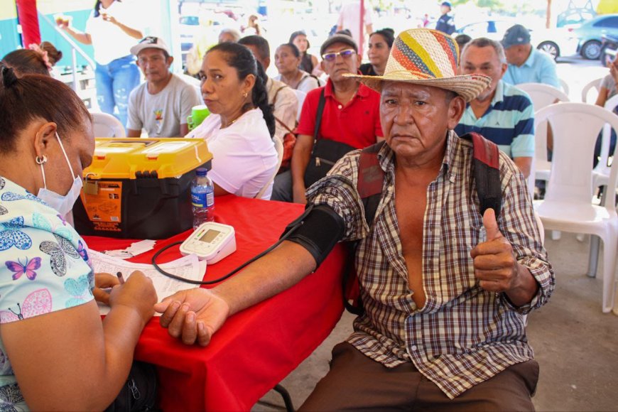 MERCADOS DE DI MARTINO: Perniles a montón y pronto los ingredientes para el pan de jamón 