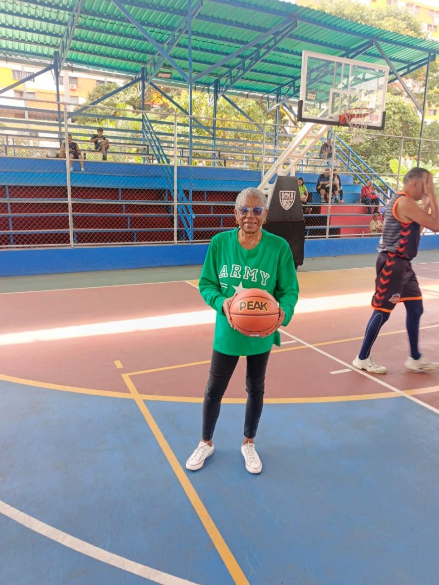 " La Negra" Lervys controla los tiempos del básket criollo