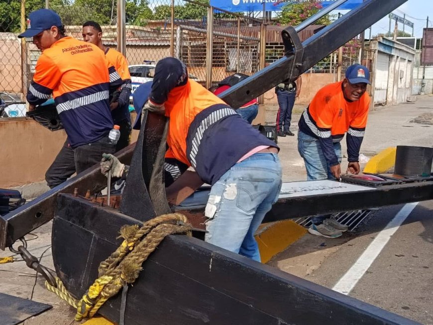 ¡Taxista se durmió y derribó semáforo en La Limpia!: IMTCUMA trabaja para ponerlo operativo