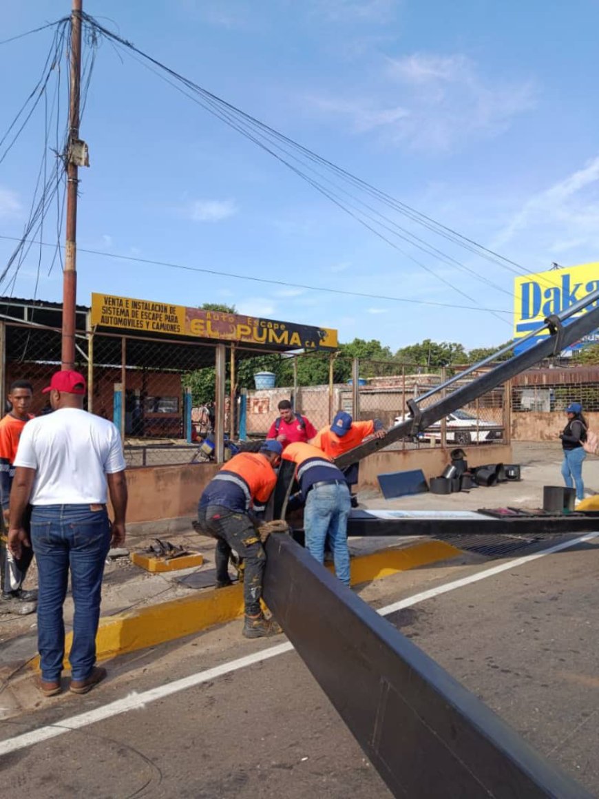 ¡Taxista se durmió y derribó semáforo en La Limpia!: IMTCUMA trabaja para ponerlo operativo