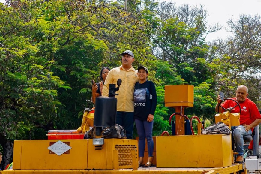 Luis Caldera no cesa en asfaltar las calles del Zulia