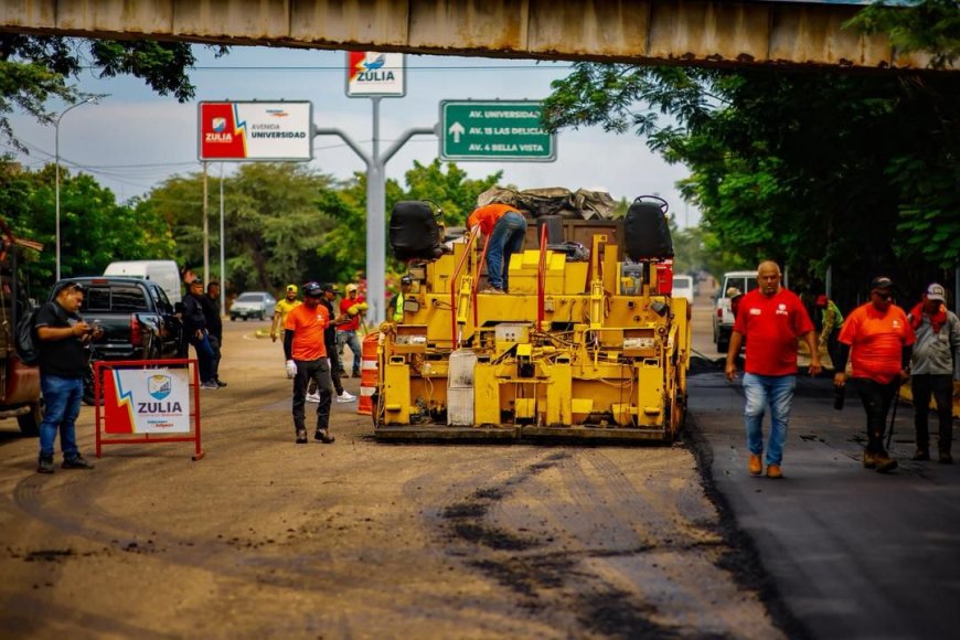 Luis Caldera no cesa en asfaltar las calles del Zulia