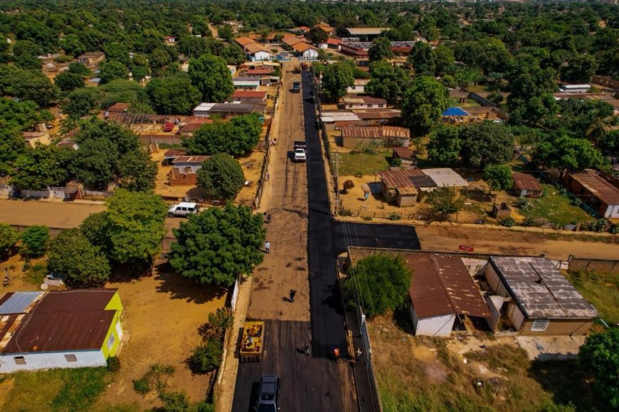 Luis Caldera no cesa en asfaltar las calles del Zulia