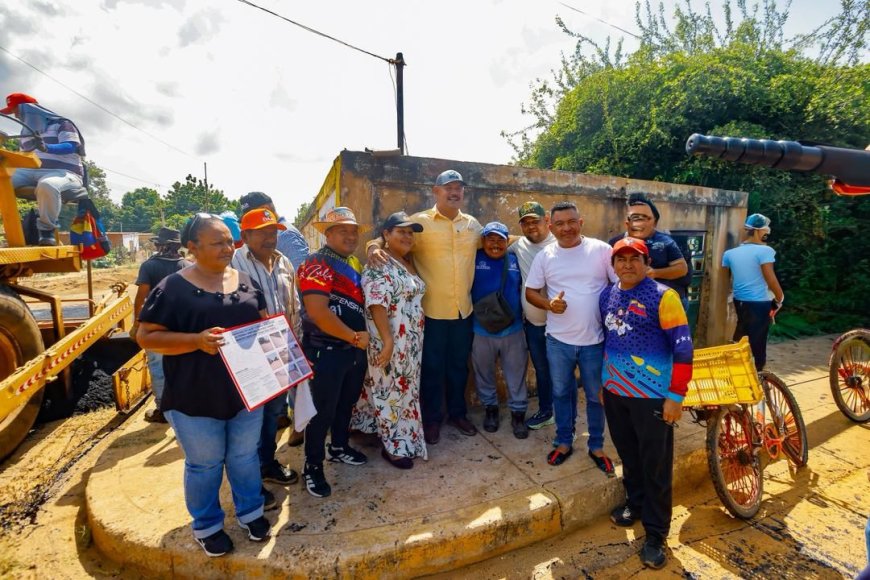 Luis Caldera no cesa en asfaltar las calles del Zulia
