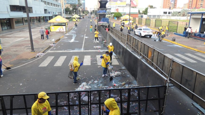 MARACAIBO: Alcaldía activó operativos de limpieza permanente en la feria.