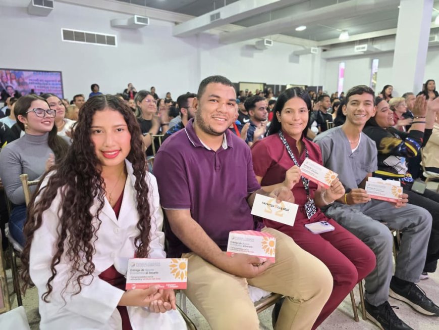 Entrega de 500 becas y convenio con universidades: Gobernación celebró Día del Estudiante Universitario