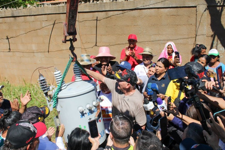 250 familias contentas en San Isidro con 6 transformadores que les instaló Di Martino
