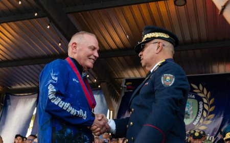 Cruz de Polimaracaibo para el Alcalde Gian Carlo Di Martino