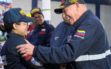 Alcalde Di Martino entregó tarjeta de bonificación a Bomberos de Maracaibo