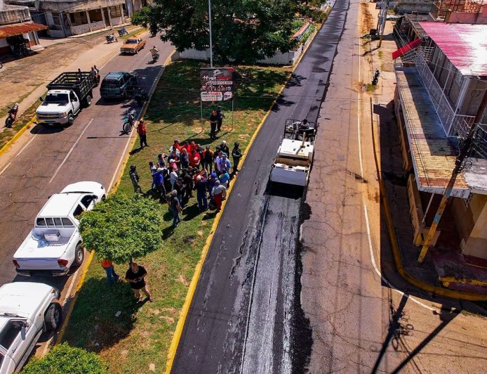 Luis Caldera llegó a Baralt con 5.000 toneladas de asfalto y anunció rehabilitación de escuelas