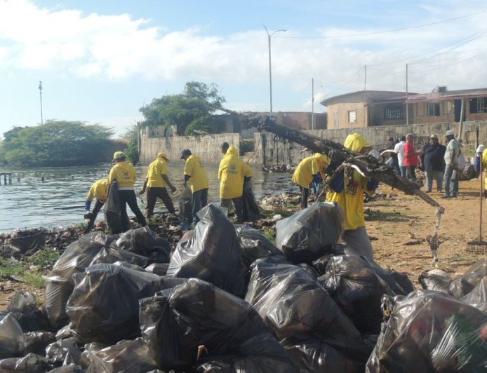Limpiando playa Macuto celebró el IMA su aniversario