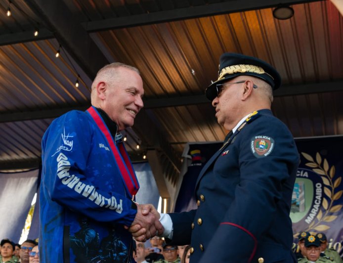 Cruz de Polimaracaibo para el Alcalde Gian Carlo Di Martino