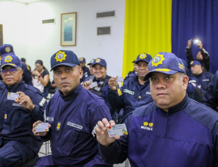 Alcalde Di Martino entregó 719 tarjetas con bono especial para funcionarios de Polimaracaibo