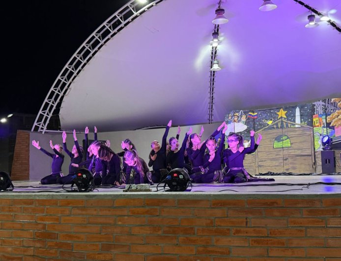 Talento y espíritu navideño: Más de 100 niños cierran el año cultural en San Francisco