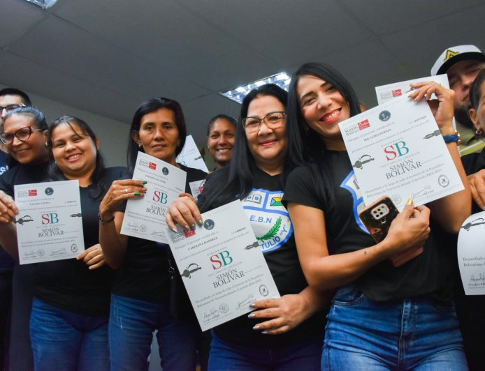 San Francisco certifica a 376 nuevos educadores como tributo al pensamiento del Libertador