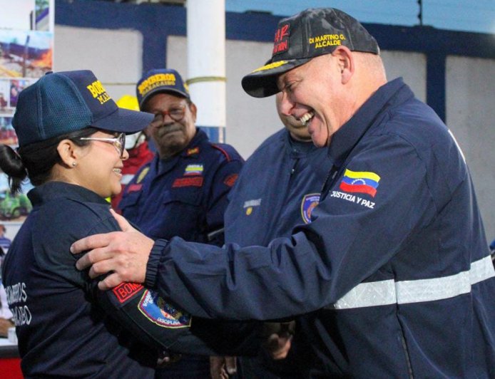 Alcalde Di Martino entregó tarjeta de bonificación a Bomberos de Maracaibo