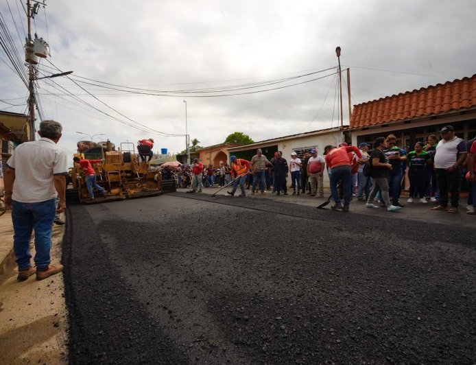 Asfaltado, alumbrado y transformadores llevó gobernador Caldera en gira por Sur del Lago