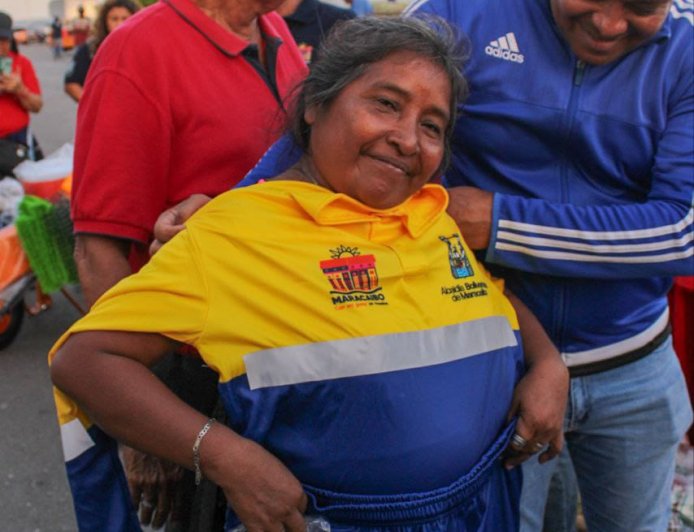 Ambientalistas de Maracaibo bailan en un pié: Di Martino les entregó uniformes