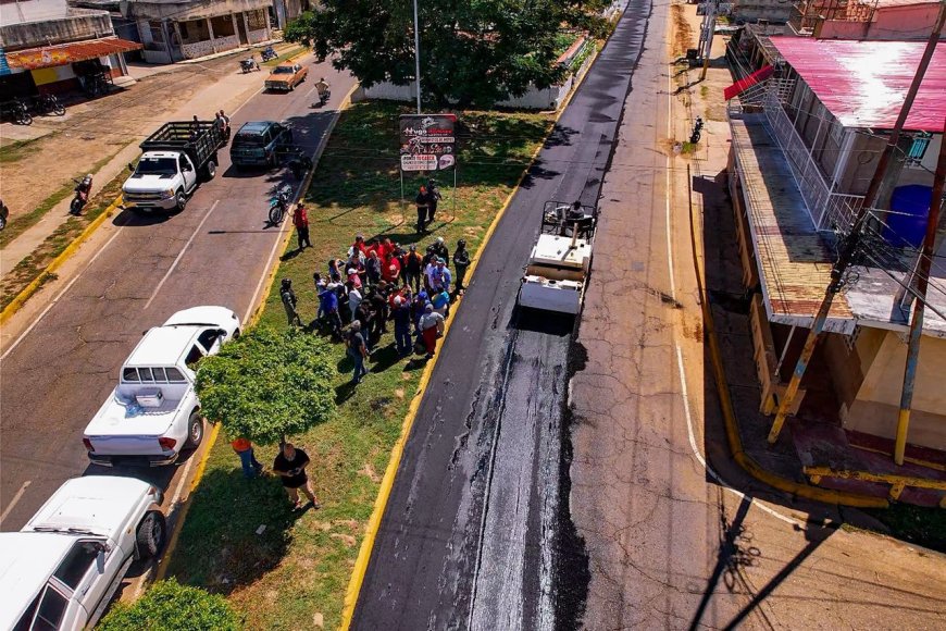 Luis Caldera llegó a Baralt con 5.000 toneladas de asfalto y anunció rehabilitación de escuelas