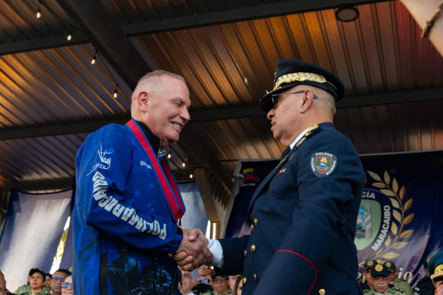 Cruz de Polimaracaibo para el Alcalde Gian Carlo Di Martino