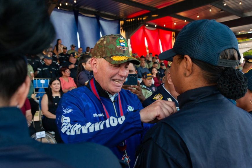 Cruz de Polimaracaibo para el Alcalde Gian Carlo Di Martino