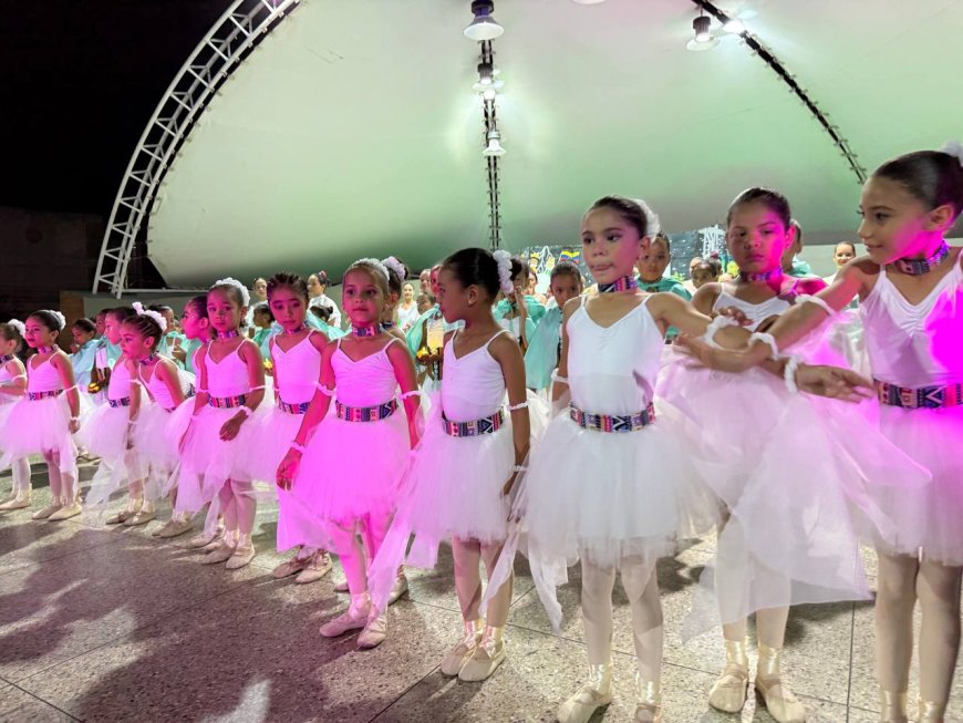 Talento y espíritu navideño: Más de 100 niños cierran el año cultural en San Francisco