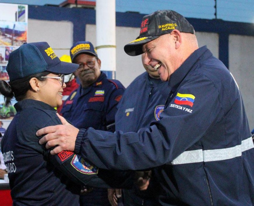Alcalde Di Martino entregó tarjeta de bonificación a Bomberos de Maracaibo