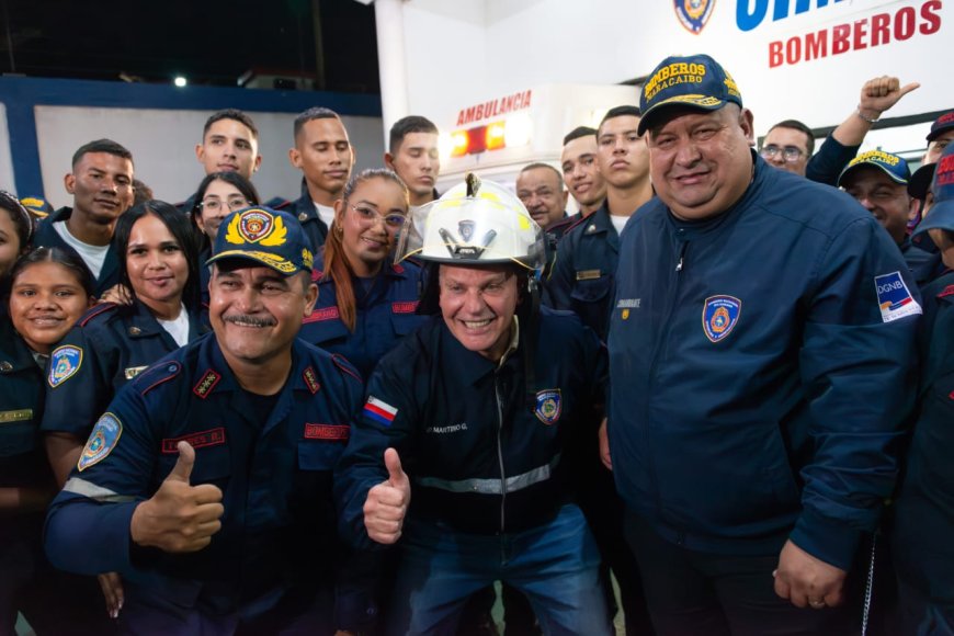 Alcalde Di Martino entregó tarjeta de bonificación a Bomberos de Maracaibo