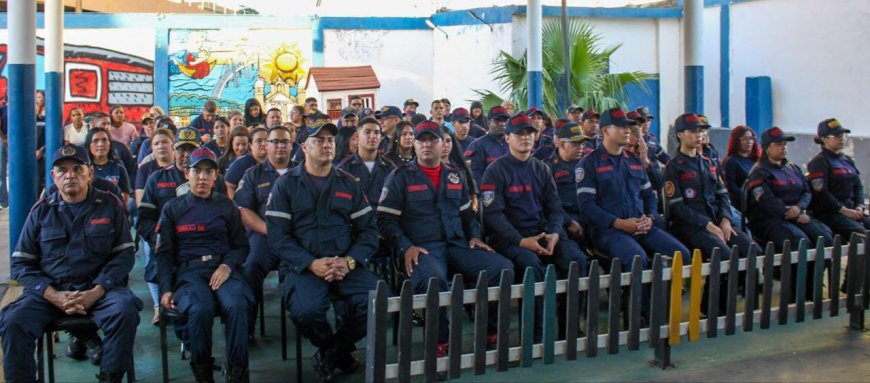 Alcalde Di Martino entregó tarjeta de bonificación a Bomberos de Maracaibo