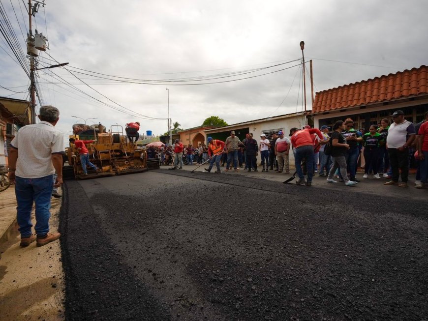 Asfaltado, alumbrado y transformadores llevó gobernador Caldera en gira por Sur del Lago
