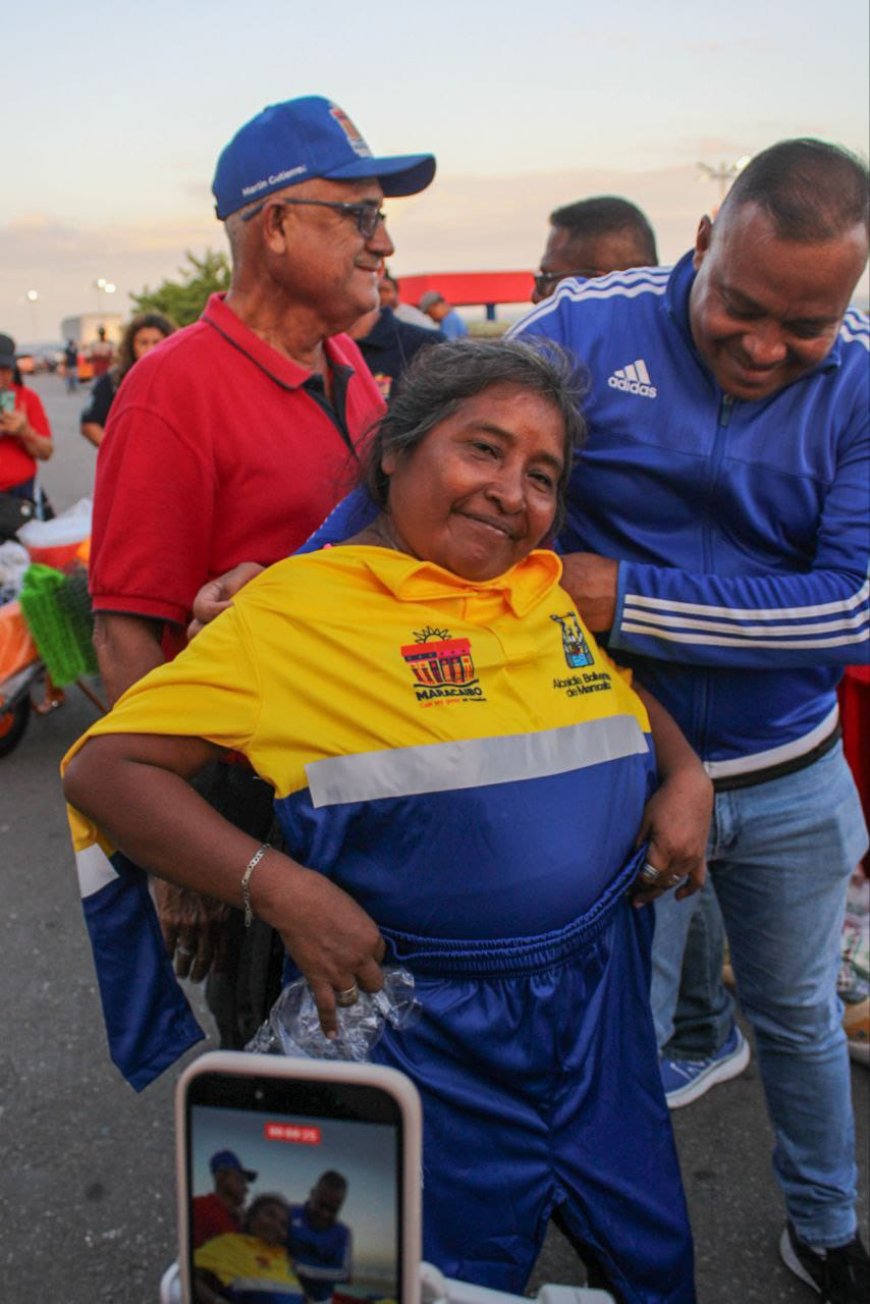 Ambientalistas de Maracaibo bailan en un pié: Di Martino les entregó uniformes