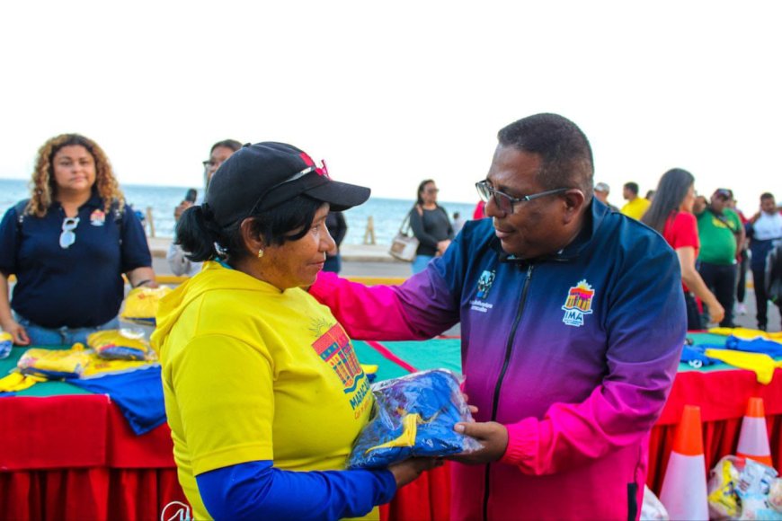 Ambientalistas de Maracaibo bailan en un pié: Di Martino les entregó uniformes