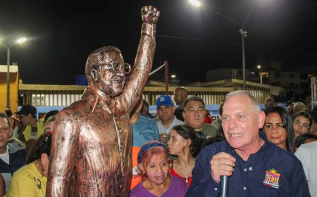 Alcalde Di Martino entregó plaza en memoria al revolucionario “Jean Carlos Martínez"