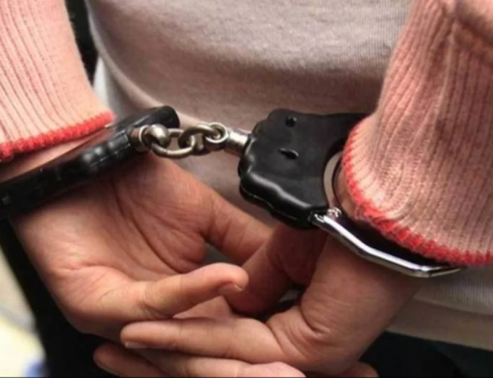 Apaleaba a sus hijos y los obligaba a pedir dinero y comida en la calle