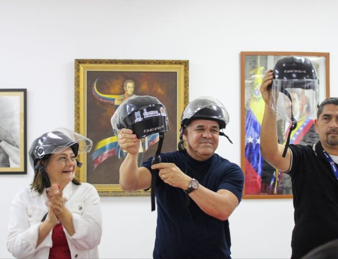 ¡Más seguridad! Alcaldía de Maracaibo entregó cascos a 100 de sus trabajadores motorizados