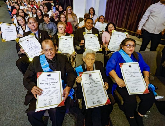 Gobernador Luis Caldera ingresó a nómina a 1.402 educadores y reclasificó a 1.078