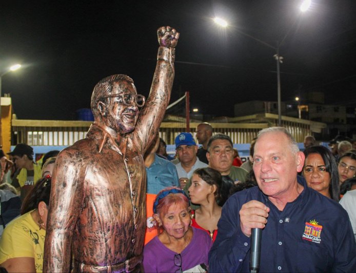 Alcalde Di Martino entregó plaza en memoria al revolucionario “Jean Carlos Martínez"