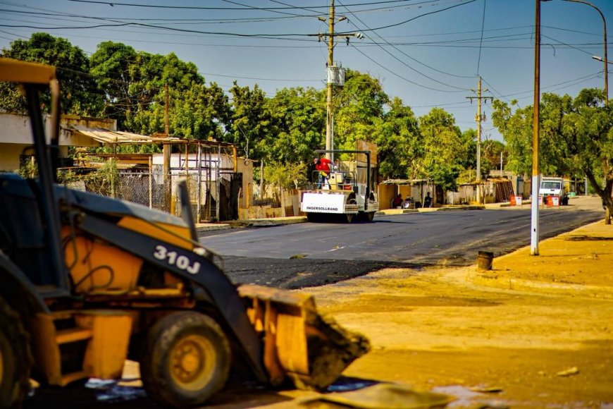 Gobernador inició colocación de 5.000 toneladas de asfalto en corredor vial Ciudad Lossada
